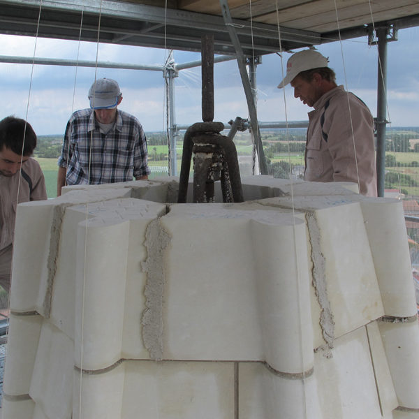 taille-de-pierre-les-cerqueux-sous-passavant-fleche-echafaudage-2